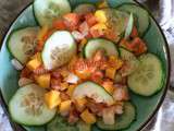 Salade de poisson cru, fruits et légumes frais