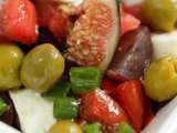 Salade de tomates, mozzarella et olives, vinaigrette à la figue