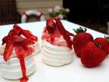Meringues et coulis de fraises