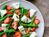 Salade vitamée d'asperges vertes, fraises, mozzarella et pignons de pin