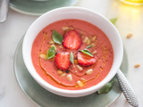 Soupe froide de tomates et fraises au basilic