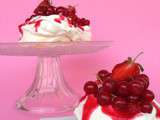 Mini pavlova fraises-groseille, coulis de groseille