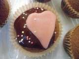 Cupcakes au chocolat et coeur de pâte d'amande