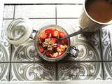 Overnight oats avoine et chia aux fraises et amandes (porridge sans cuisson) / Overnight oats with chia seeds, strawberries and almonds