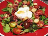 Salade aux œufs pochés, croûtons, lardons et tomates cerises | Dans la cuisine de Maggy