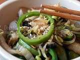 Wok de chou chinois, poivrons verts, champignons et soja germé