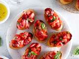 Bruschetta aux tomates, fraises et basilic