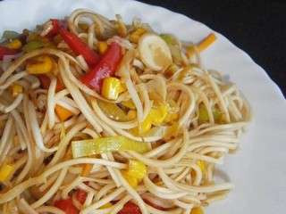 Ramen (nouilles chinoises) sautées aux pousses de soja, maïs poireau, carotte et poivron (Wok)