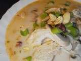 Soupe thaïe au lait de coco, pâte de curry rouge, champignons et poulet