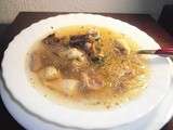 Soupe thaïe au poulet, aux champignons et aux vermicelles de soja