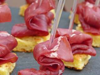Idée d'apéritif simple et rapide : toasts de tortilla de tuiles apéritives avec de la bresaola