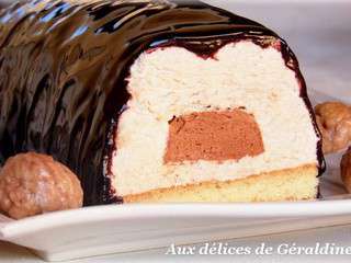 Bûche bavaroise crème de marron, coeur de mousse au chocolat, glaçage brillant au chocolat