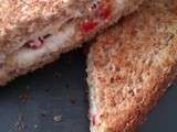 Sandwich toaster chèvre poivron mariné
