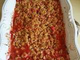 Crumble croquant à la praline sur lit de fraises-rhubarbe