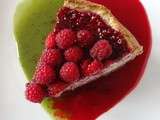Tea time cheesecake whith red berries, macha sauce and raspberry melba ou cheesecake heure du thé et baies rouges, sauce macha et coulis de framboise