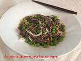 Salade de nouilles soba avec petits pois et féves