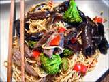 Sauté de bœuf au brocolis, champignons et nouilles chinoises