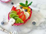 Jolie salade de fruits du dragon colorés