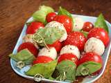 Mini-brochettes de tomates cerise, billes de mozzarella et basilic