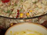 Salade de farfalles, thon, tomates, mais et concombre, sauce mayonnaise