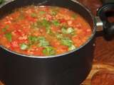 Soupe de lentilles corail a la tomate et sa garniture de tomates epicees
