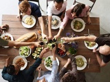 Organisez un dîner entre amis mémorable avec ces astuces incontournables