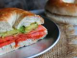 Bagels au saumon, avocat et sauce à l’aneth