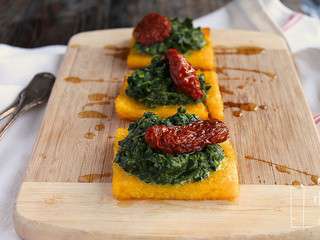 Carrés de polenta grillée, épinards et tomate séchée