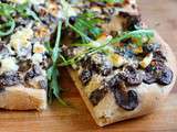 Focaccia aux champignons, feta et roquette