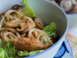 Nouilles udon sautées au poulet, shitakes et chou chinois