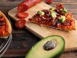 Pizza légère au chorizo, feta, oignon rouge et avocat