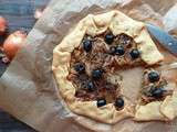 Tarte rustique à la compotée d’oignons et aux olives noires de Nyons, pâte sans gluten à la farine de maïs