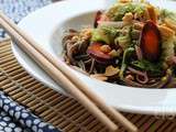 Wok de nouilles soba aux légumes et cacahuètes