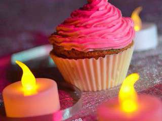Cupcake au chocolat blanc et à la rose sur son support en chocolat blanc