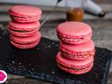 Macarons au caramel au beurre salé et biscuits roses