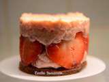 Riz au lait fraise tagada accompagné de fraises et d'un biscuit sablé