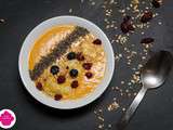 Smoothie bowl à la mangue, banane, ananas, graines de chia, noisettes, myrtilles et cranberries - un petit-déjeuner vitaminé + principe smoothie bowl