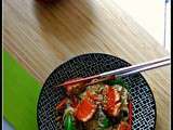 Tataki de saumon au sésame, sauce teriyaki et nouilles sautés aux légumes croquants