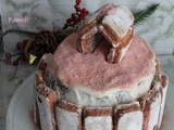 Gâteau roulé vertical tiramisu et biscuits roses