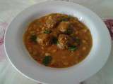 Haricots blancs en sauce et boulettes de viande (loubia)