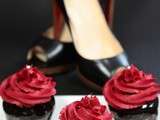 Allier mode & cuisine – Cupcakes Louboutin (cupcakes chocolat noirs brillants, glaçage vanille rouge)