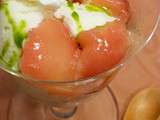 Sunday aux pêches pochées, glace au lait de bufflonne et basilic