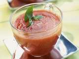 Soupe glacée aux tomates et aux fraises
