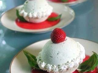 Coque meringue basilic garnie de crme mascarpone basilic et fraise