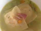 Ravioles tofu-bacon dans leur soupe au chou chinois