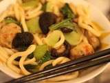 Udon au pak choi, shitake et boulettes de poisson