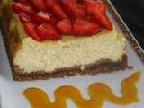 Cheesecake vanillé, fraises et coulis de mangue