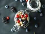 Fromage blanc, coulis, fruits rouges et crumble où comment faire déborder son pot de yaourt