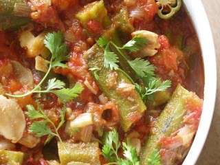 Gombos à la sauce tomate