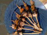 Brochettes de lapin, abricots et pruneaux